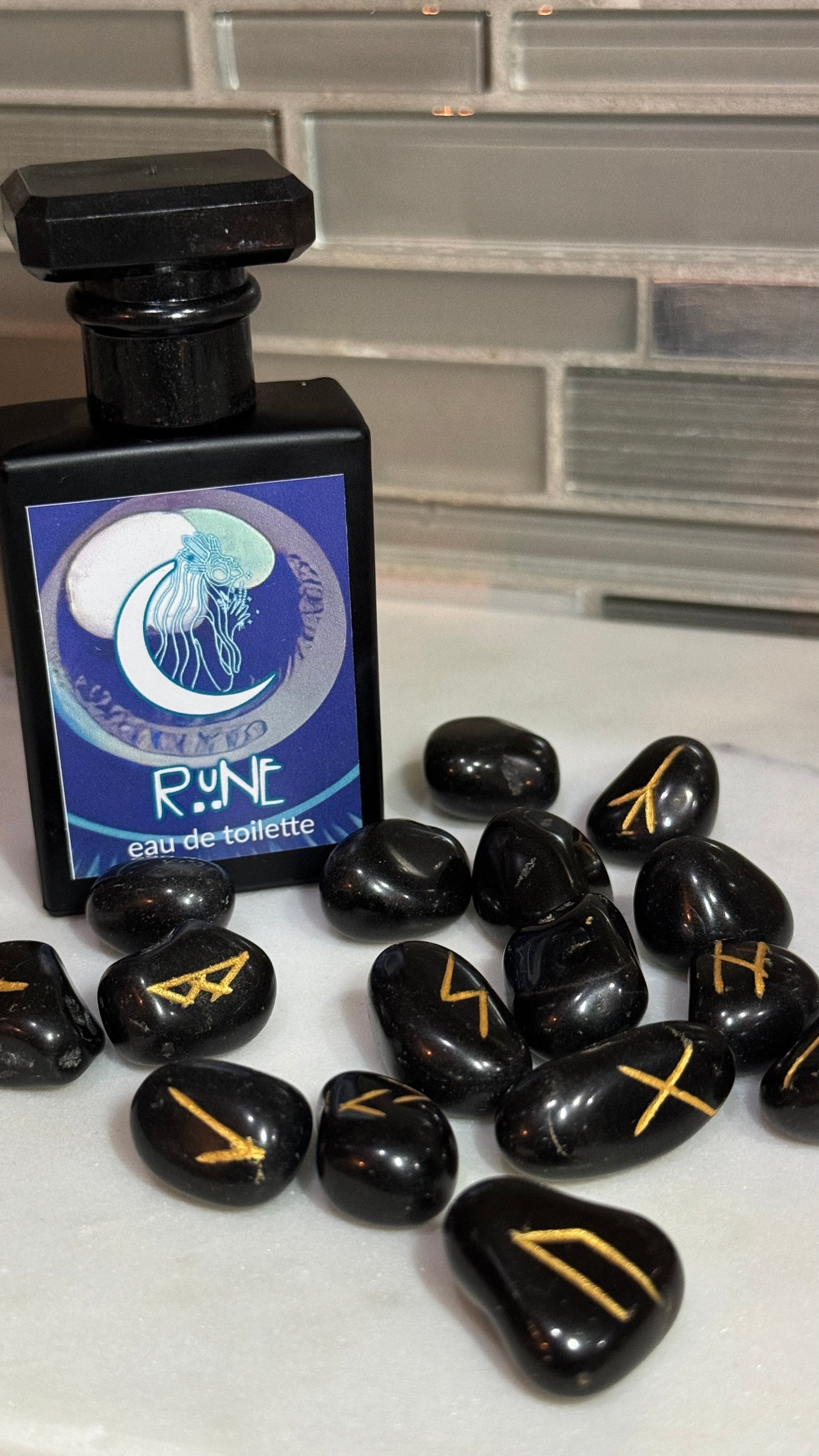 RUNE: A Fragrant Ritual - Enchanting Incantation in Every Spray